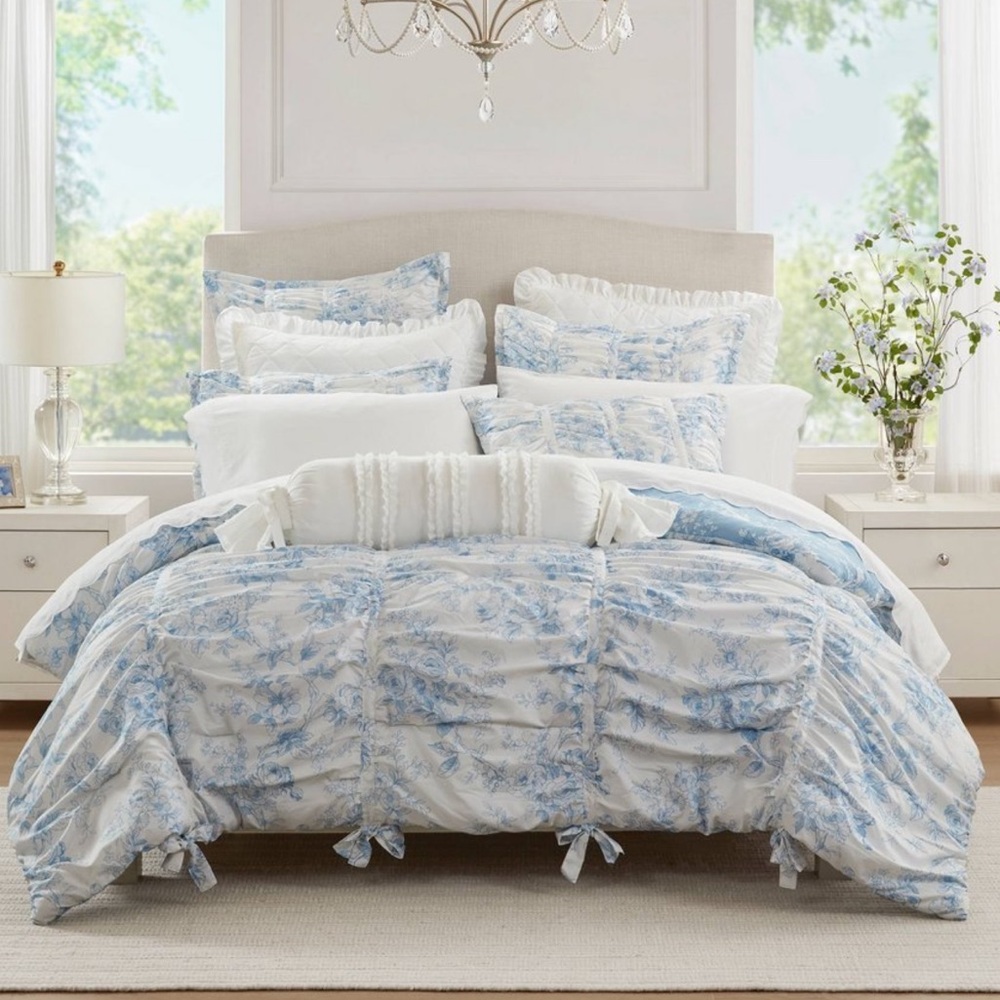 Armoire Collection Twin/Twin Extra Long Toile Floral Comforter Blue